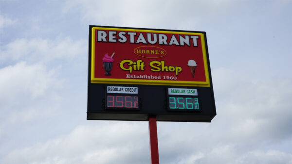 A vintage-inspired pylon sign for Horne’s Restaurant & Gift Shop in Port Royal, Virginia, installed by Distinct Sign Solutions based in Fredericksburg, VA. 