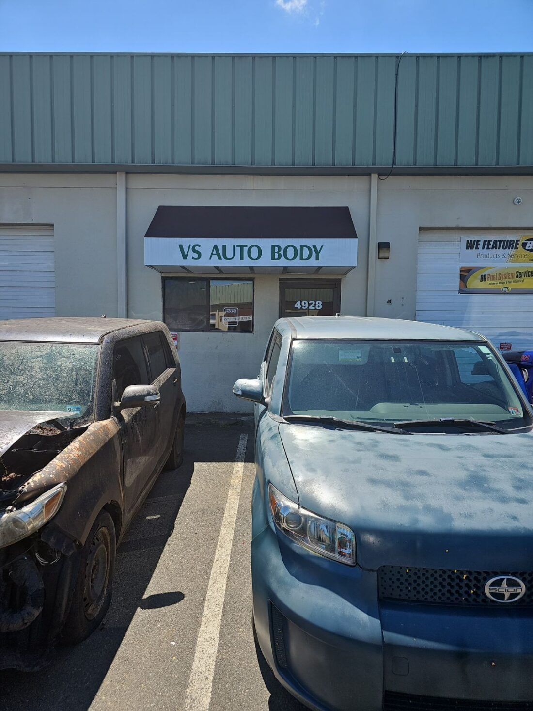 alt="Photo of brown & white awning displaying VS AUTO BODY on Valence located in Spotsylvania, Virginia"