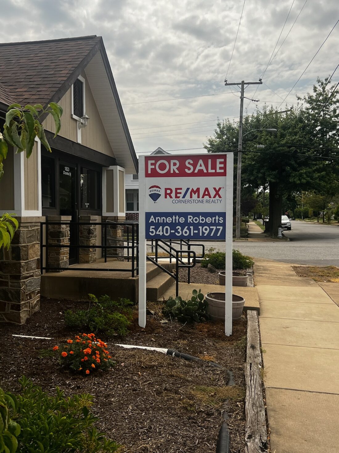 Photo of Remax For Sale Sign located in mulch bed in Fredericksburg, VA. Sign was manufactured & installed by Distinct Sign Solutions in Fredericksburg, VA