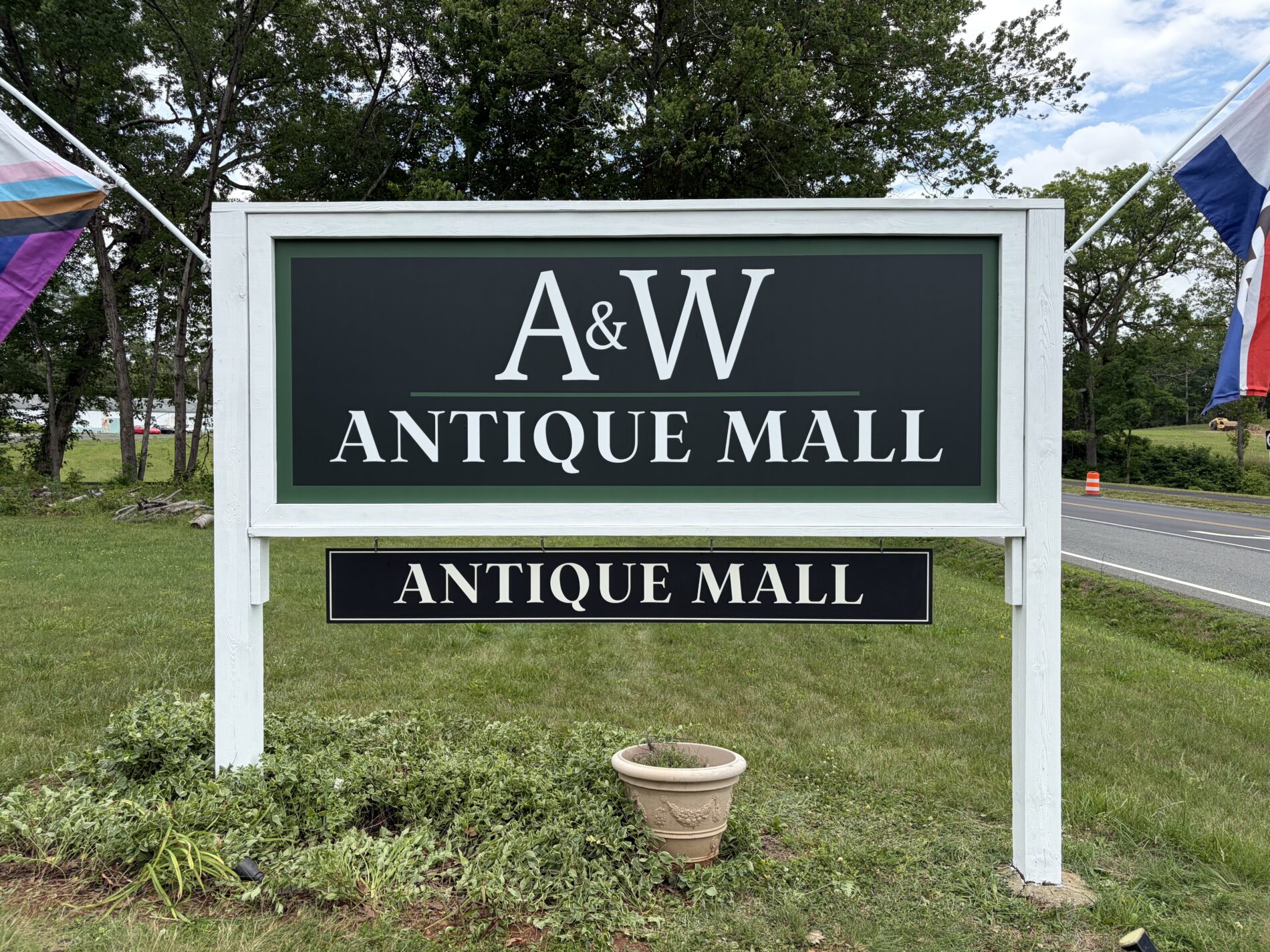 A&W Antique Mall partnered with Distinct Sign Solutions for Monument signs in Keswick, Virginia.